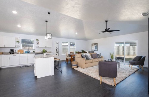 High Springs House | New Home- Sleeps 8 -Near Gainesville & Springs