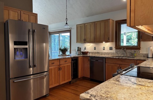 Alpine Lake House | New home! Walking distance to lake & great views!