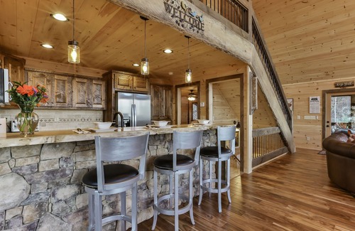 Blue Ridge Cabin | New Hot Tub! Huge View! Mountaintop Cabin -4BR- 8 Min. to Town!
