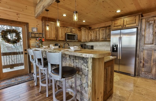 Blue Ridge Cabin | New Hot Tub! Huge View! Mountaintop Cabin -4BR- 8 Min. to Town!