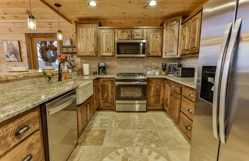 Blue Ridge Cabin | New Hot Tub! Huge View! Mountaintop Cabin -4BR- 8 Min. to Town!