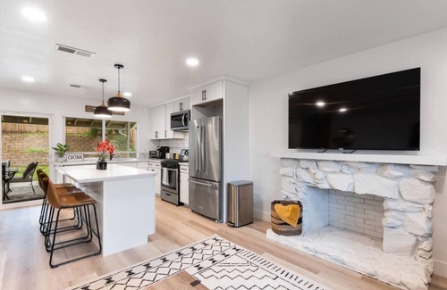 Carmichael House | NEW! * Hot Tub * King Beds * Modern Home * 3b2b