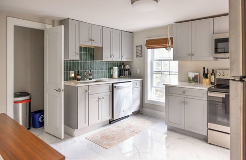 Washington Street Historic District House | New hot tub & outdoor TV! 3 bedroom apt dwntn Middletown, across from Wesleyan