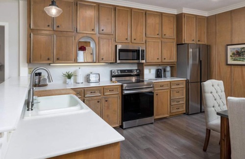 Wimberley House | NEW Hot Tub Walk Downtown Blanco River Access