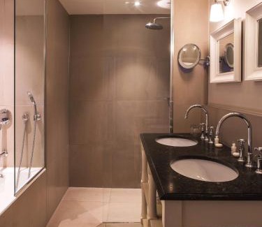 Madeleine Hotel | New Hotel Roblin