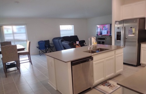 Haines City House | New House 25 Minutes from Disney World with King size bed and Community Pool.