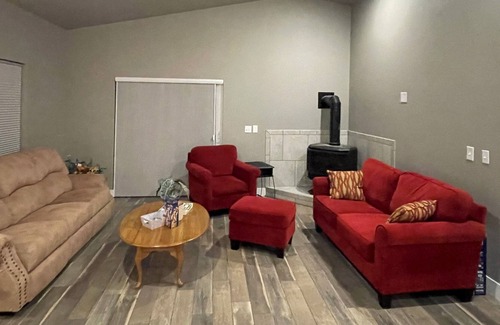 Edgar Other | New House close to Yellowstone Park Magpie Fields