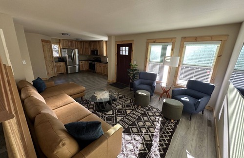 Garfield Cabin | NEW House minutes from SALIDA. 2 King, 4 Queen, 4 Full Bath, Garages