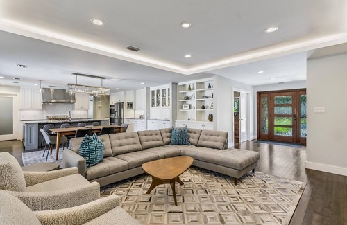Countryside House | NEW I Above Austin Metro | 5 mi to downtown | Sleeps 14 I Services