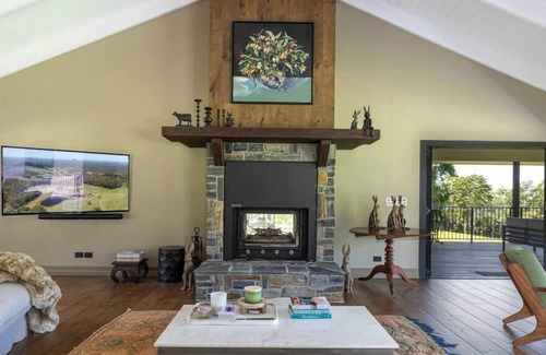 Bald Knob House | NEW Idyllic Hinterland Lake House in Maleny