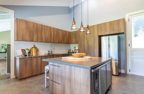 Bald Knob House | NEW Idyllic Hinterland Lake House in Maleny