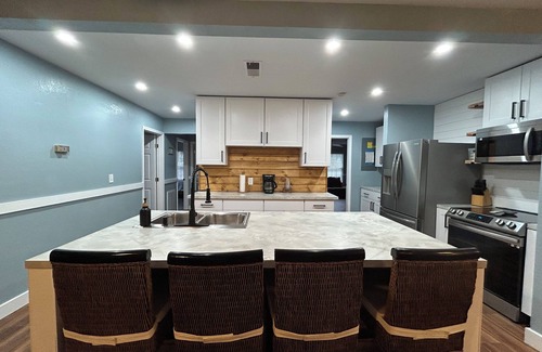 Suwannee House | NEW in Suwannee 5-bedroom with 11+ beds with Free boat slip and trailer parking