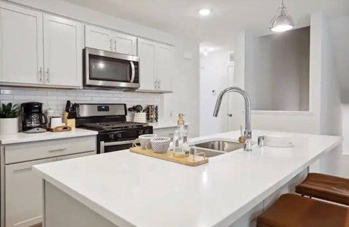 Uptown House | NEW Insta-Worthy Home Steps From The Lakes