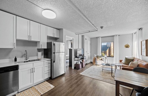 Downtown Des Moines Apartment | New King Bed | Free Parking | Onsite Gym | Wifi