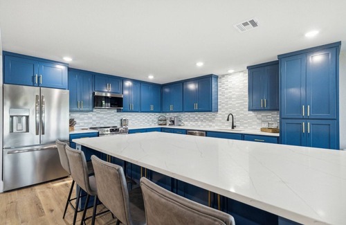 Carolyn Estates House | New Lakefront House on Calm Cove- Big Groups & Families + Kayaks & SUPs 🐶☀️