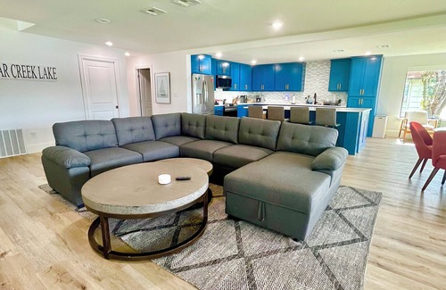 Carolyn Estates House | New Lakefront House on Calm Cove- Big Groups & Families + Kayaks & SUPs 🐶☀️
