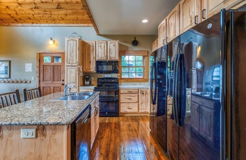 Bemidji House | New Lakefront - Pool-Beach-Resort Amenities-Walleye FIshiing