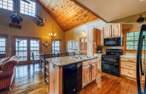 Bemidji House | New Lakefront - Pool-Beach-Resort Amenities-Walleye FIshiing