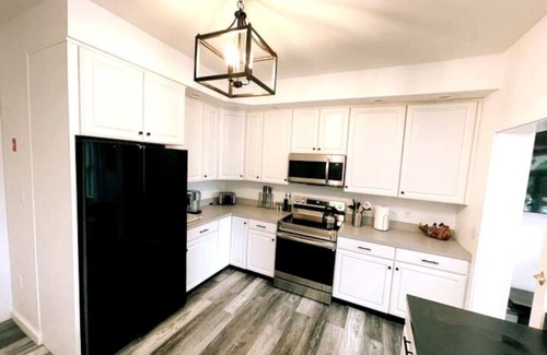 Wilmington House | New-Lakehouse w/Hot Tub. Min from town and Skiing