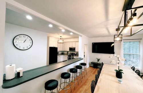 Wilmington House | New-Lakehouse w/Hot Tub. Min from town and Skiing