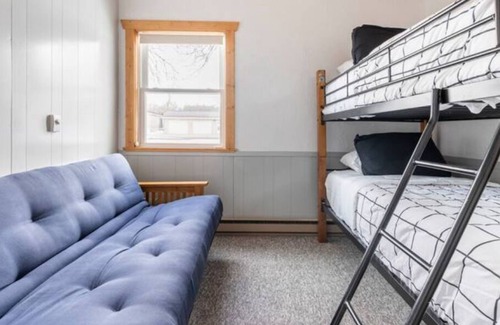 Atwater Cabin | New! Lakeshore Retreat on Diamond Lake