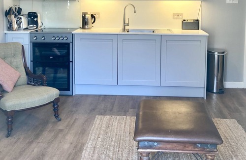 Ivybridge Cottage | NEW Lakeview 2 bed cottage with pools.