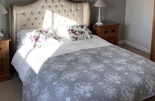 Ivybridge Cottage | NEW Lakeview 2 bed cottage with pools.