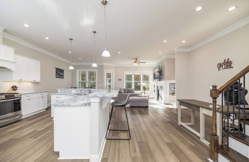Littleton House | New! Lakeview, 4BR House, Pool, Pet friendly, WiFi, Free Parking