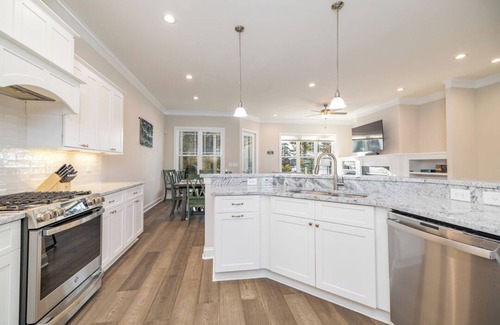 Littleton House | New! Lakeview, 4BR House, Pool, Pet friendly, WiFi, Free Parking