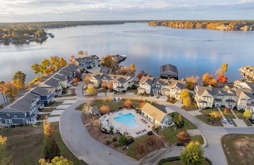 Littleton House | New! Lakeview, 4BR House, Pool, Pet friendly, WiFi, Free Parking