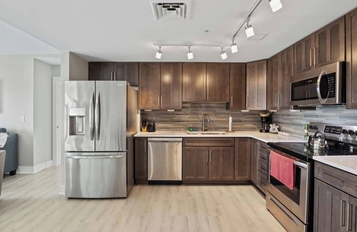 Holcomb Condo | NEW Lakeview Escape | Hot Tub | Poolside