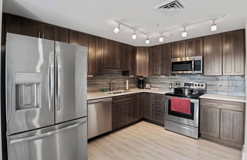 Holcomb Condo | NEW Lakeview Escape | Hot Tub | Poolside