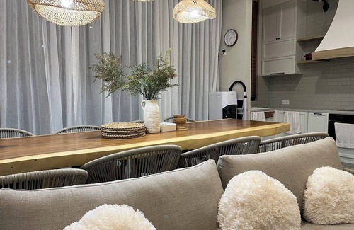 Bukit Villa | New, Large and Luxury 3-bedroom villa in Bali, sleeps 12