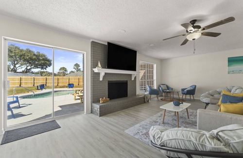 Myrtle Grove House | NEW! Large Modern 3B2B King bed Pool on-site, beach nearby 70"TV