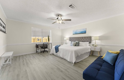 Myrtle Grove House | NEW! Large Modern 3B2B King bed Pool on-site, beach nearby 70"TV