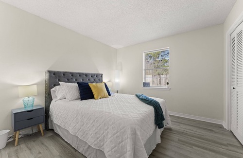 Myrtle Grove House | NEW! Large Modern 3B2B King bed Pool on-site, beach nearby 70"TV