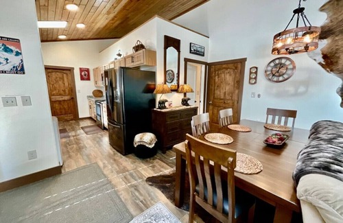 Gallatin Gateway Ski Chalet | NEW! LAST MINUTE SPECIAL! Spacious Modern Chalet, Close To Everything Big Sky, MT!