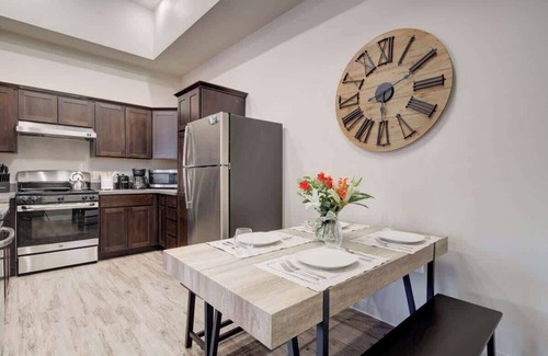 Bozeman Apartment | NEW Lion’s Den | King Bed | Walk to MSU