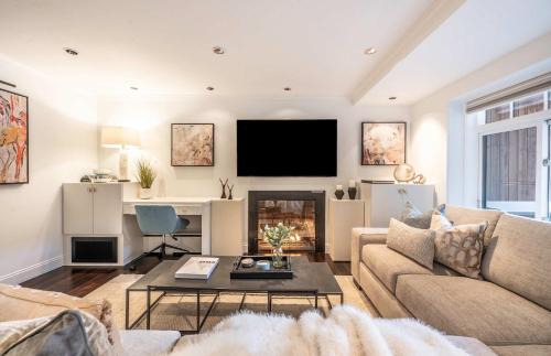 Aspen House | New Listing 1 BR Aspen Condo by Gondola