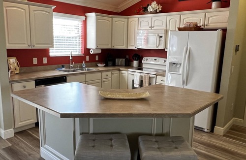 Hadley House | NEW Listing 3 Bedroom Split Design with 2 Bathrooms near Fort Sumter