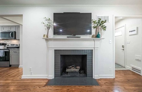 West Plaza House | New Listing! 4 Bdrm Plaza Charmer! Pet Friendly!