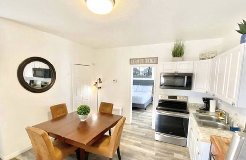 North Hyde Park Apartment | NEW LISTING!! #4 - Cozy Bungalow Apartment in SOHO & UT area.