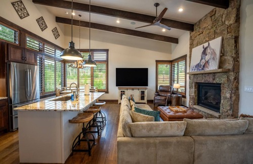 Silverthorne House | *NEW Listing* Aspen Sky Lodge- Walk to Clubhouse, Mountain Views