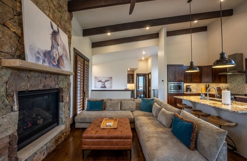 Silverthorne House | *NEW Listing* Aspen Sky Lodge- Walk to Clubhouse, Mountain Views