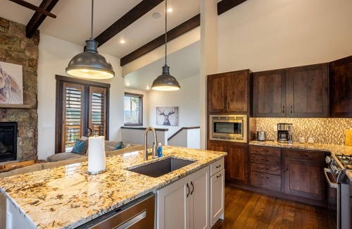 Silverthorne House | *NEW Listing* Aspen Sky Lodge- Walk to Clubhouse, Mountain Views