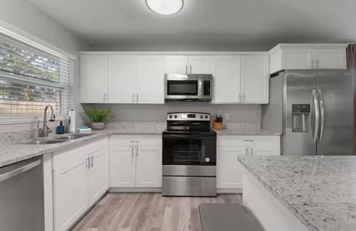 Seminole House | New listing~Basketball Court~10 min to Beach~Game Room~ Pool~Spa~Sleeps 14