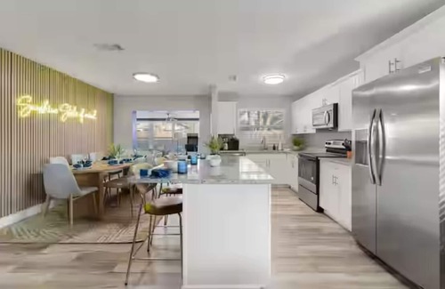 Seminole House | New listing~Basketball Court~10 min to Beach~Game Room~ Pool~Spa~Sleeps 14