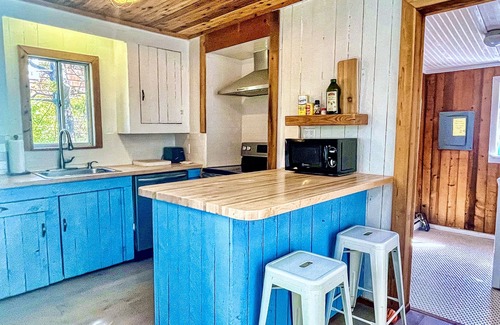 Ocean Beach House | NEW LISTING Beach bungalow with modern comforts, 1 min walk from the beach!