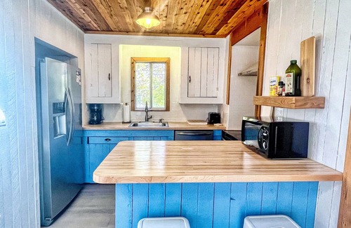 Ocean Beach House | NEW LISTING Beach bungalow with modern comforts, 1 min walk from the beach!