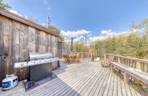 Ocean Beach House | NEW LISTING Beach bungalow with modern comforts, 1 min walk from the beach!